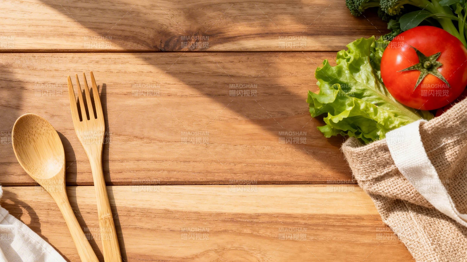 木桌上的新鲜食材图片
