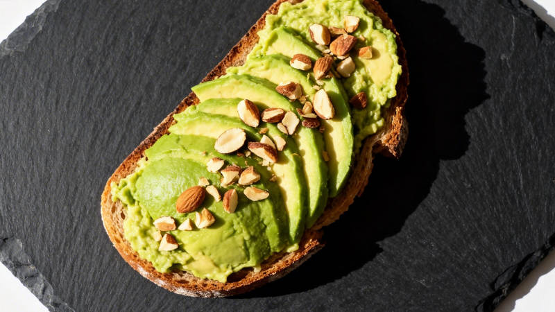 牛油果吐司配杏仁图片