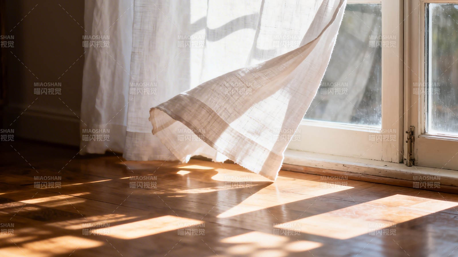 阳光洒落窗边图片
