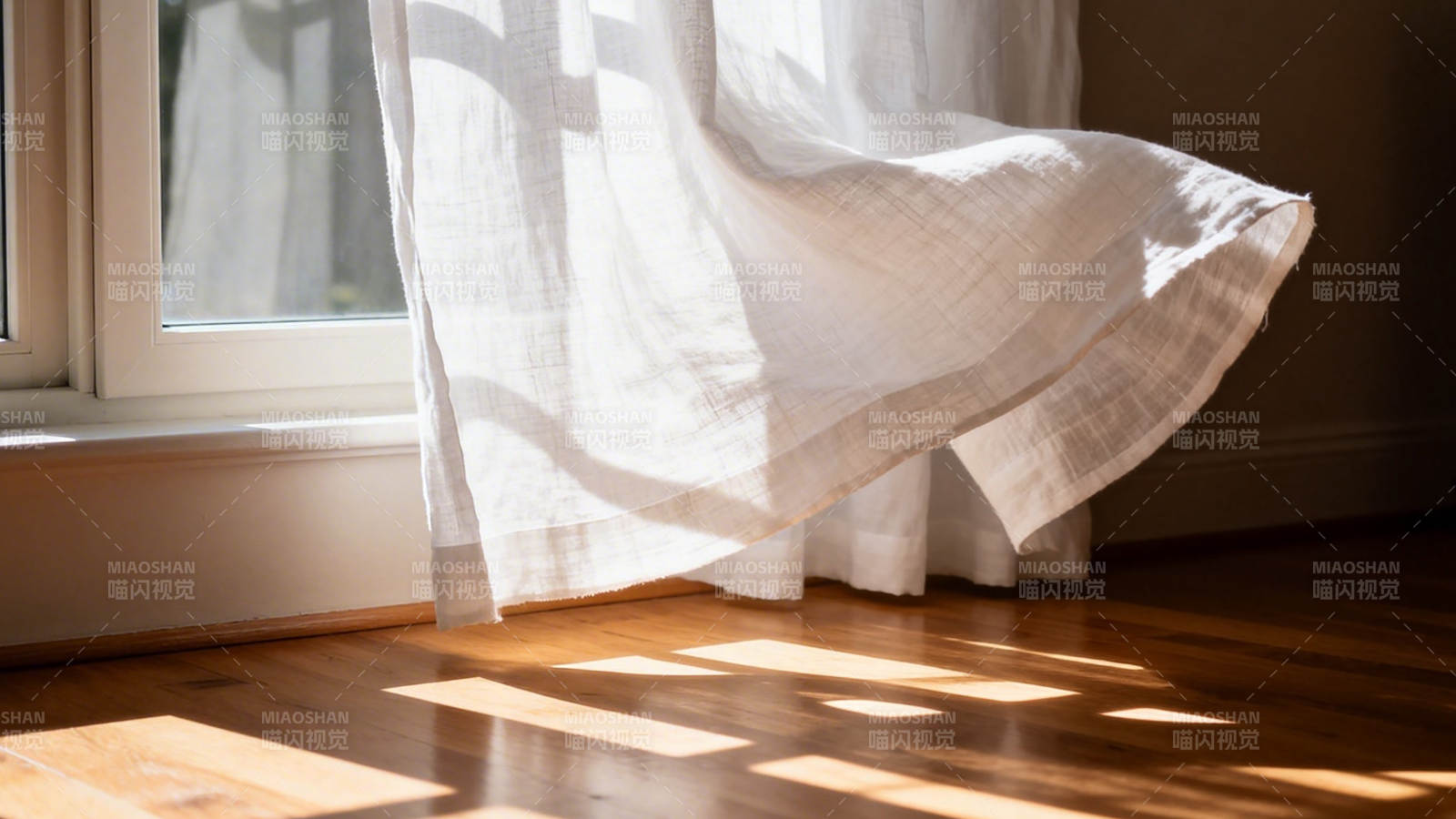 阳光洒落窗边窗帘图片