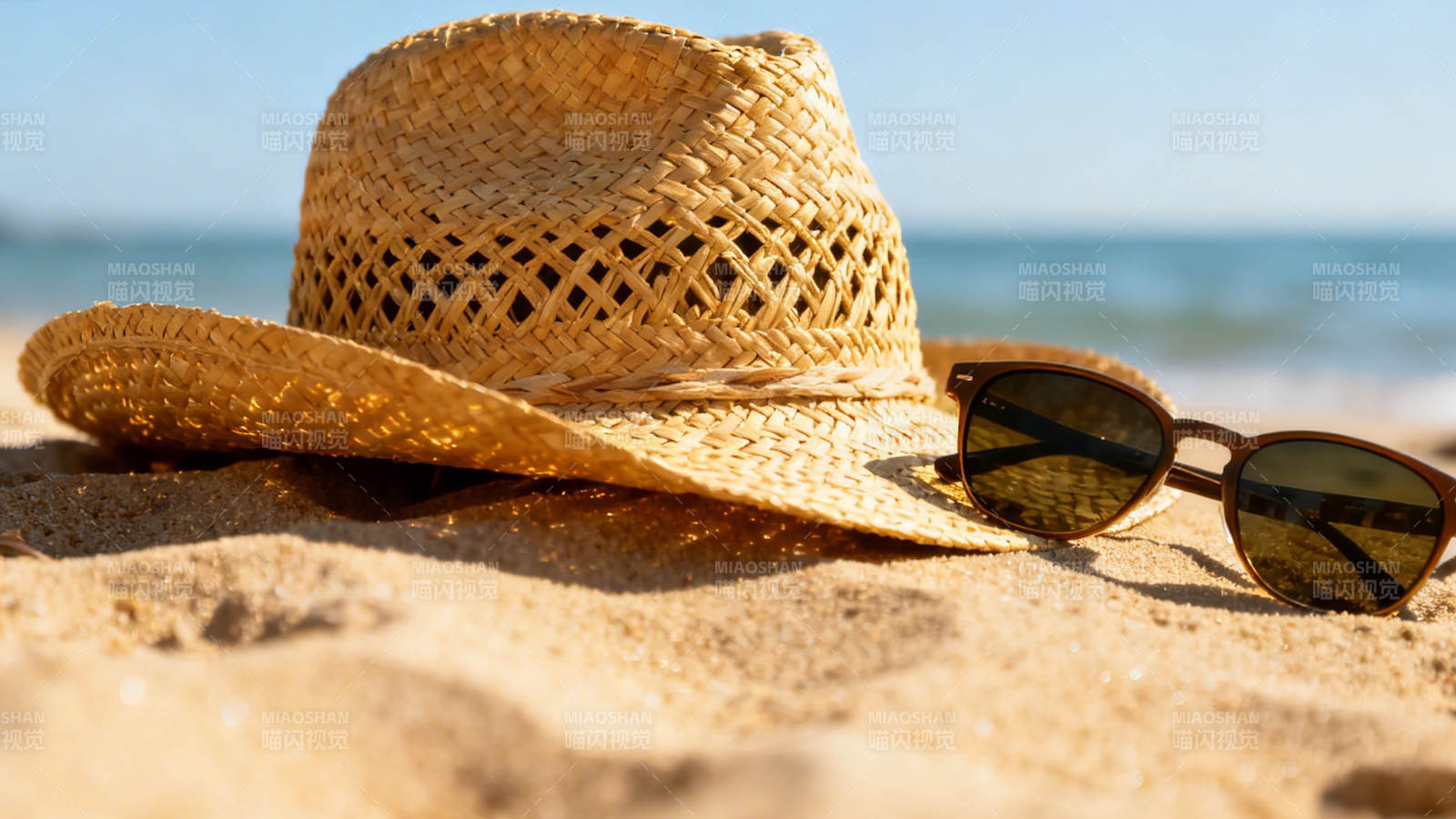 沙滩上的草帽与墨镜图片