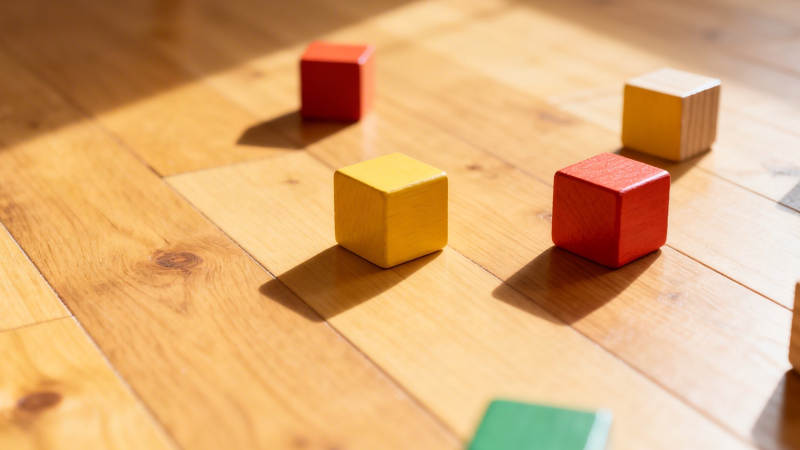 彩色积木散落地板图片