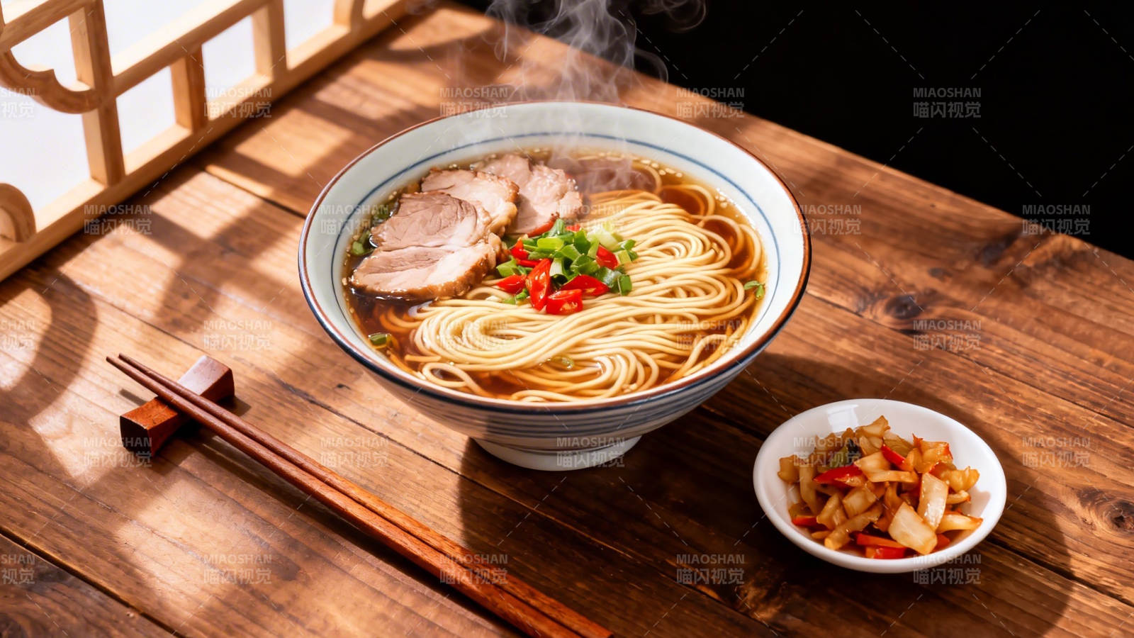 热腾腾的拉面图片