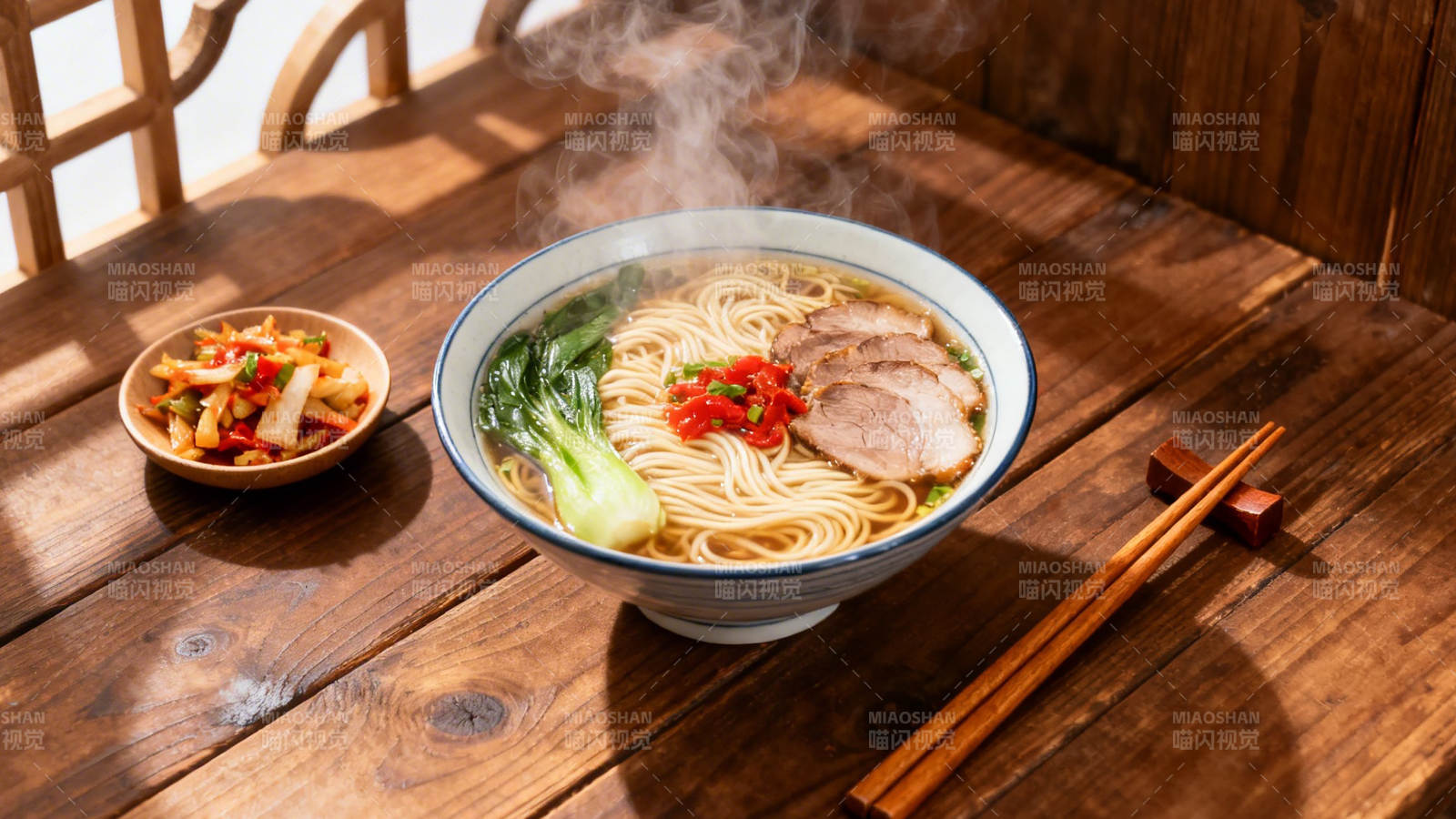 热腾腾的拉面图片