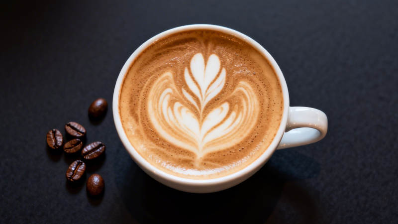 拉花咖啡与咖啡豆图片