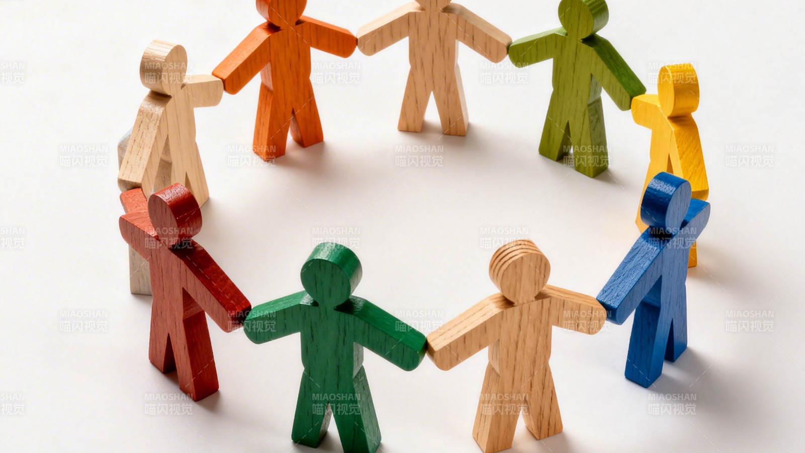 多彩木人手牵手图片