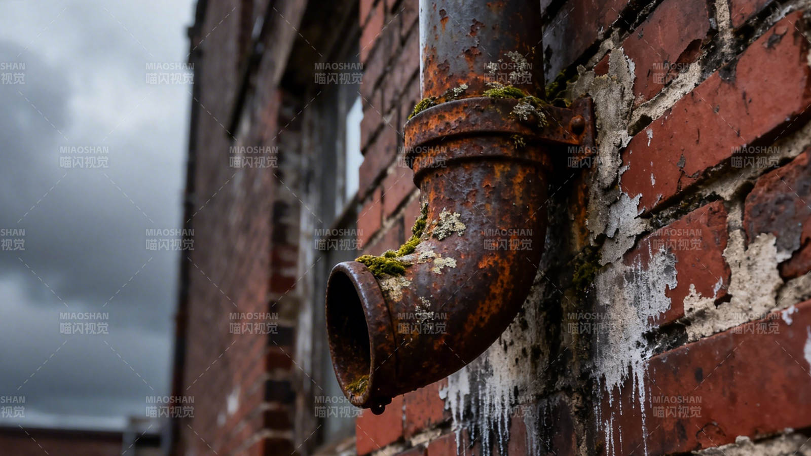 锈管滴水 砖墙斑驳图片
