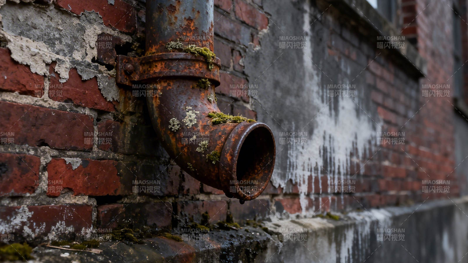 锈迹斑斑的排水管图片