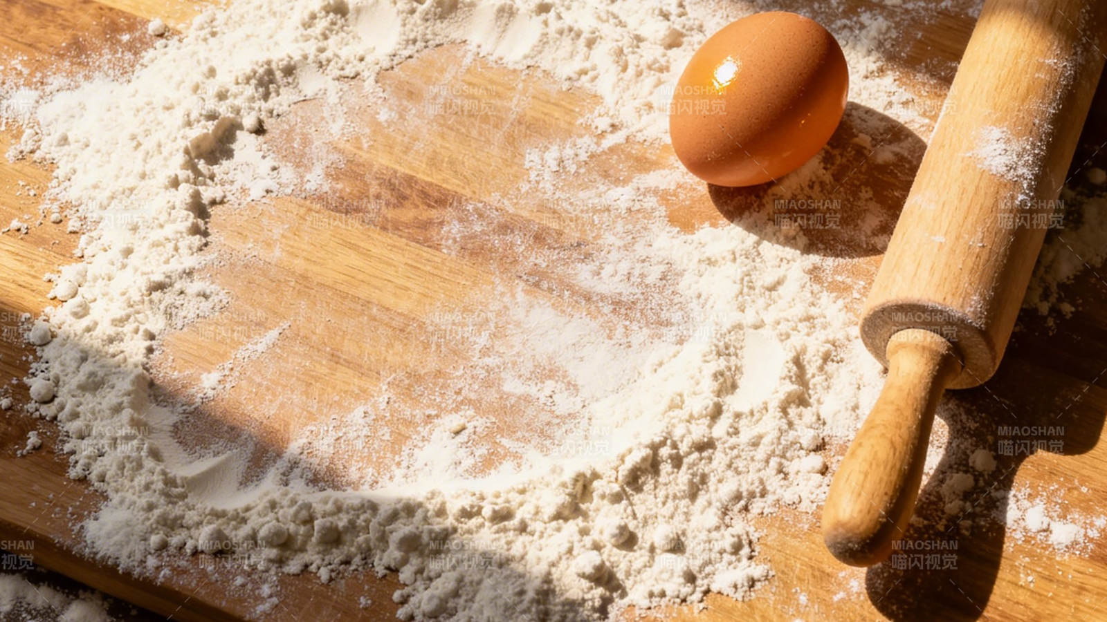 面粉鸡蛋擀面杖图片