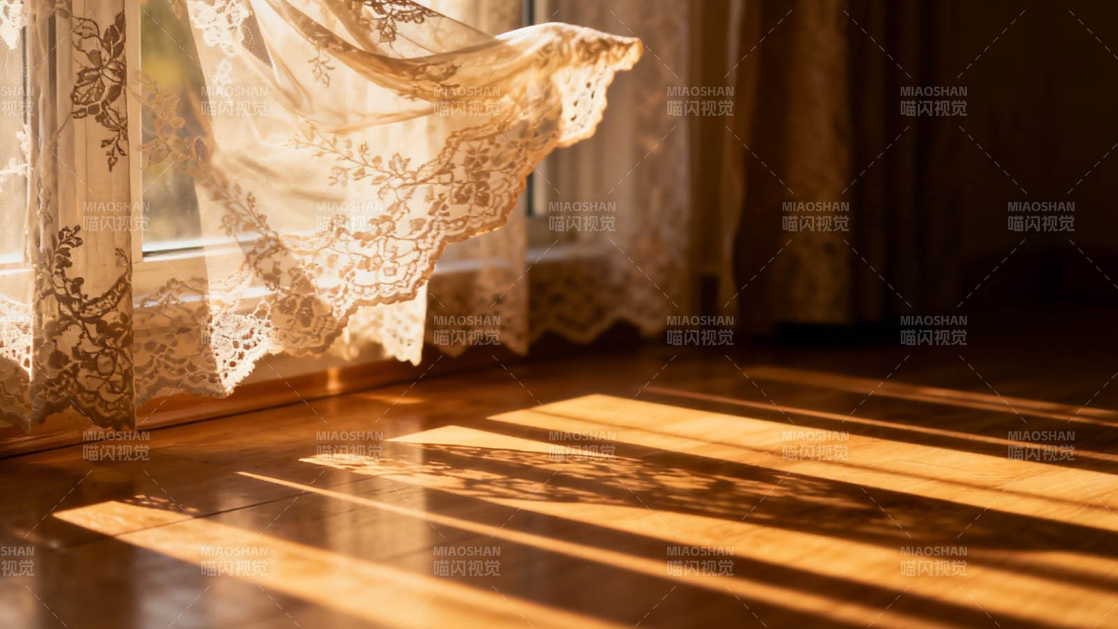 阳光洒落窗前图片