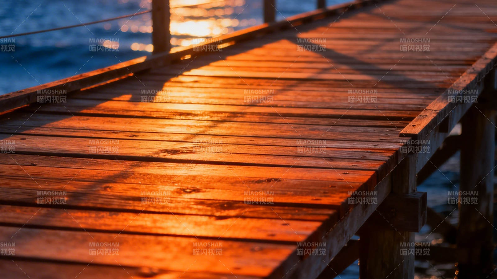 夕阳下的木栈道图片