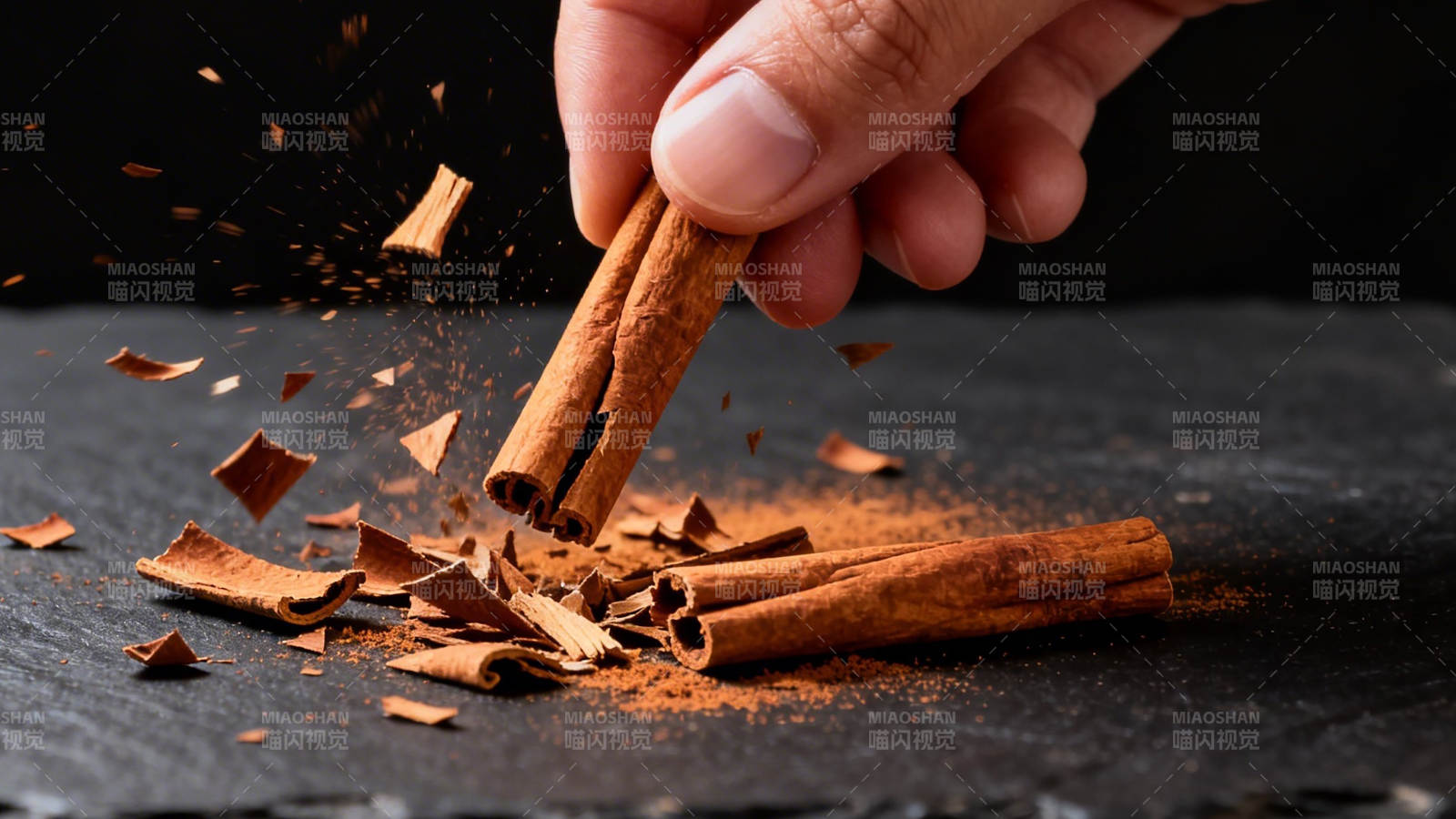 肉桂碎屑飞溅图片