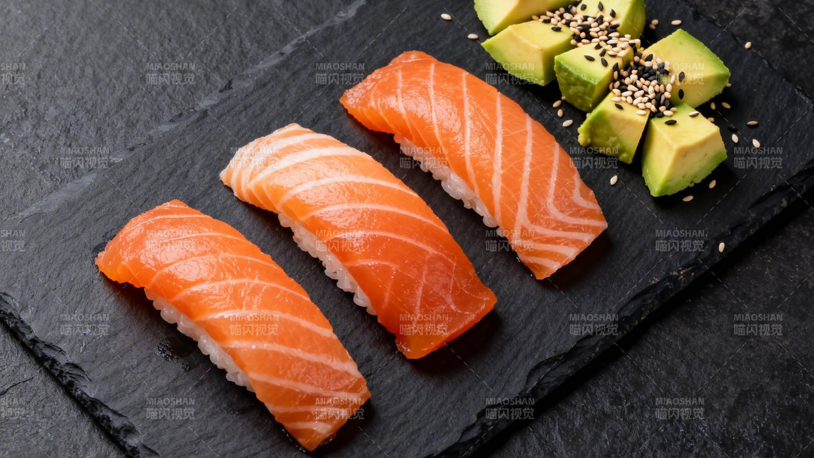 三文鱼寿司配牛油果图片