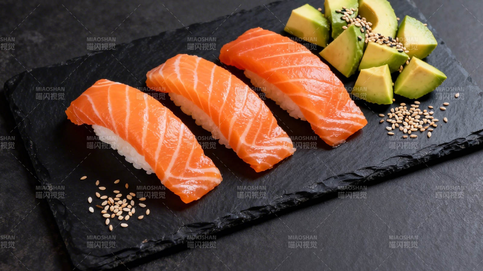 三文鱼寿司配牛油果图片