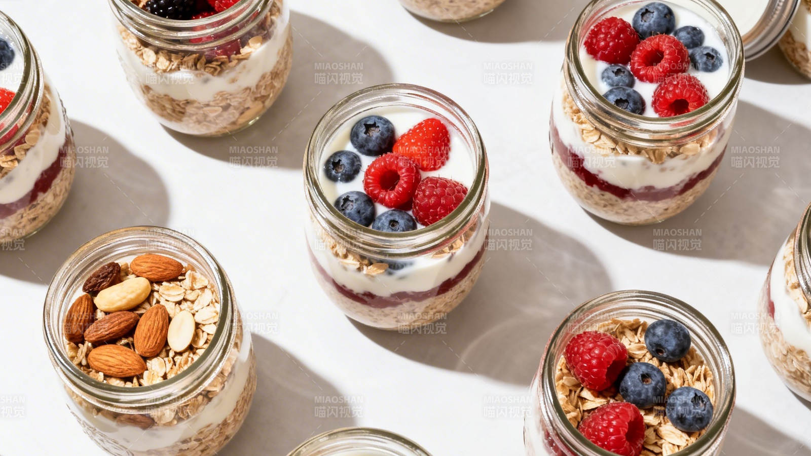 燕麦杯配浆果坚果图片