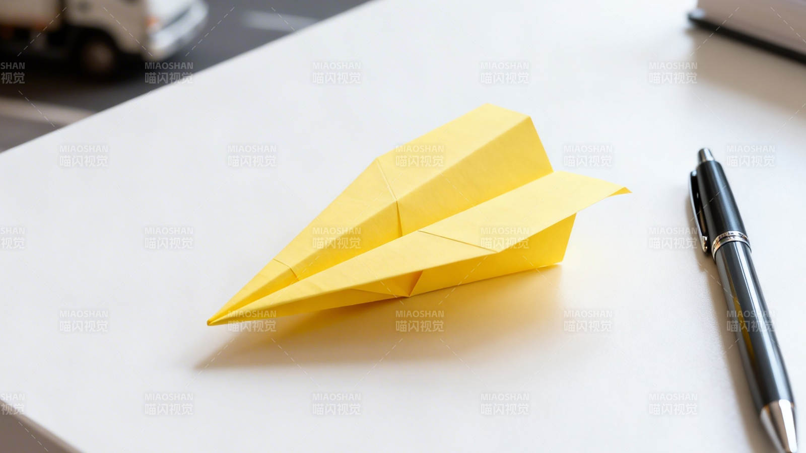 黄色纸飞机与笔图片