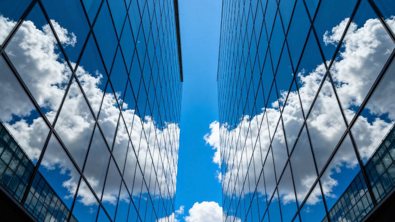 玻璃幕墙映蓝天图片