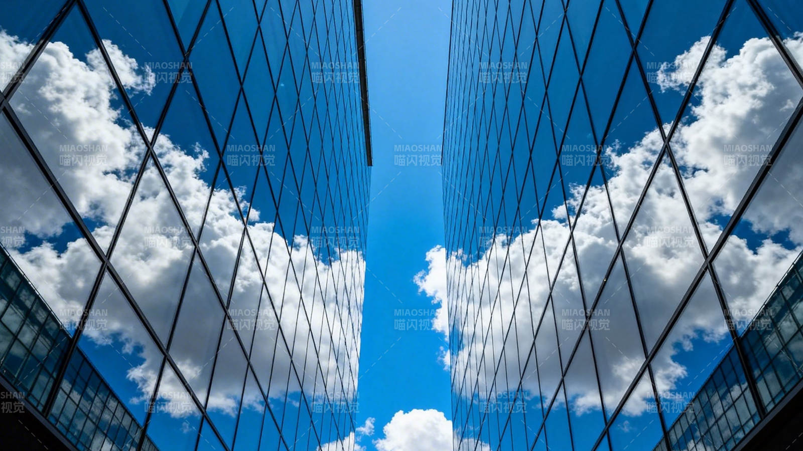 玻璃幕墙映蓝天图片