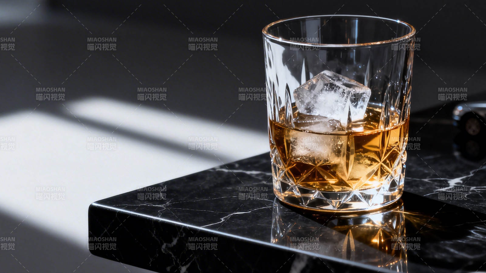 琥珀酒液冰块静置图片