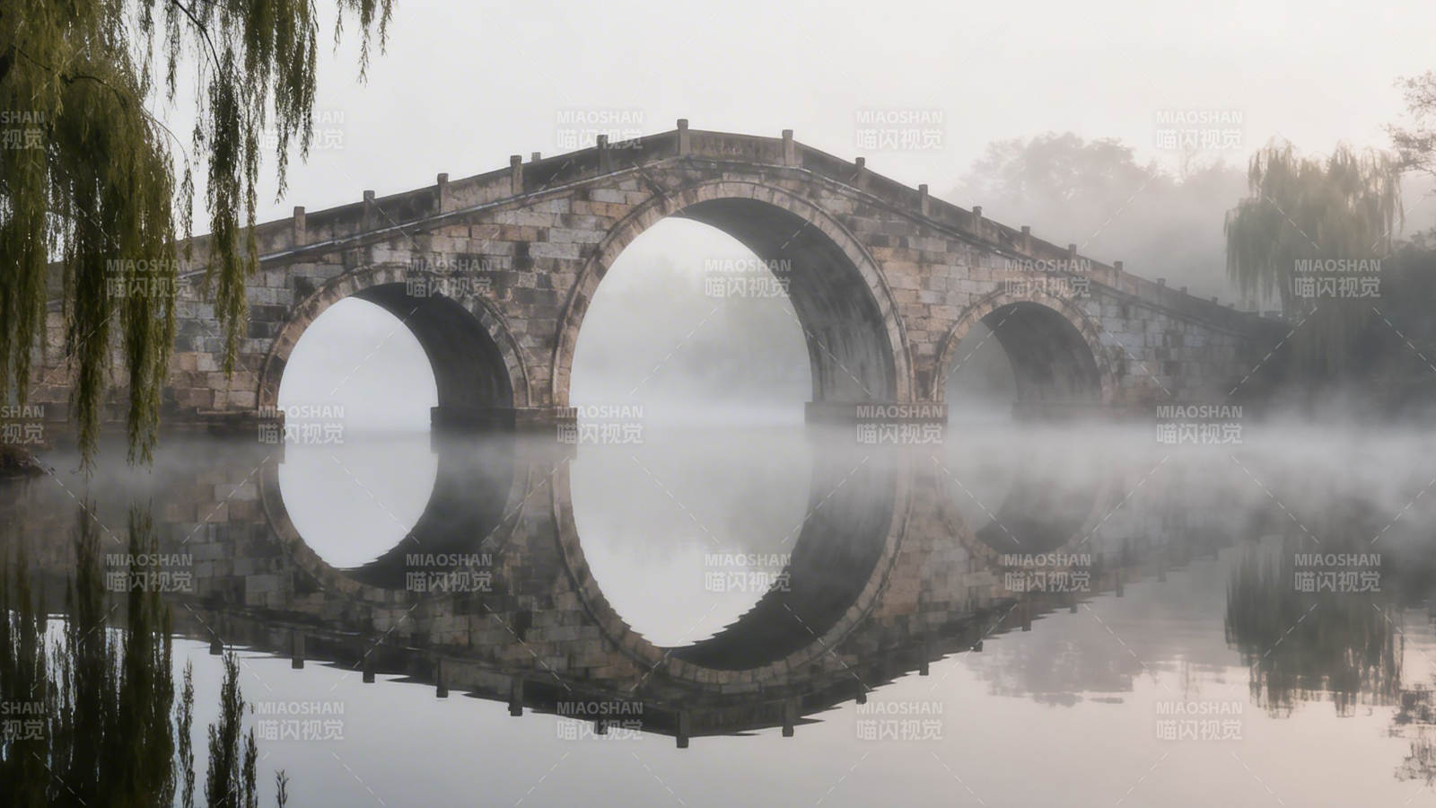 雾中石桥倒影图片