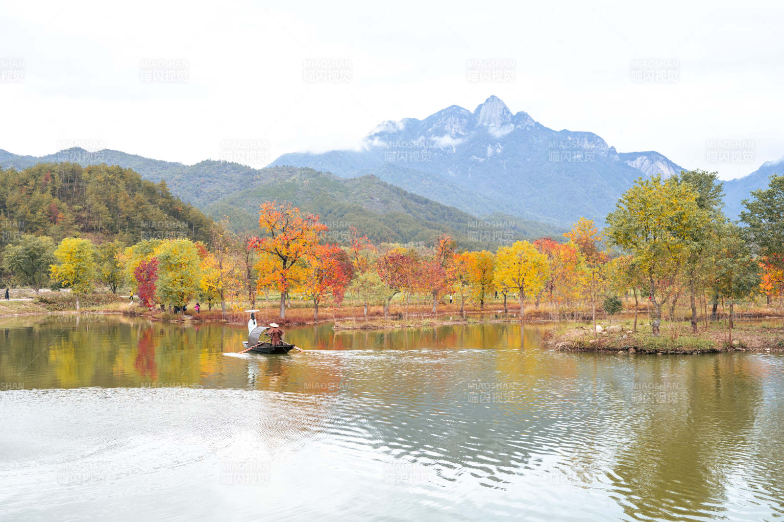 湖北罗田水上红叶秋湖泛舟山影图片