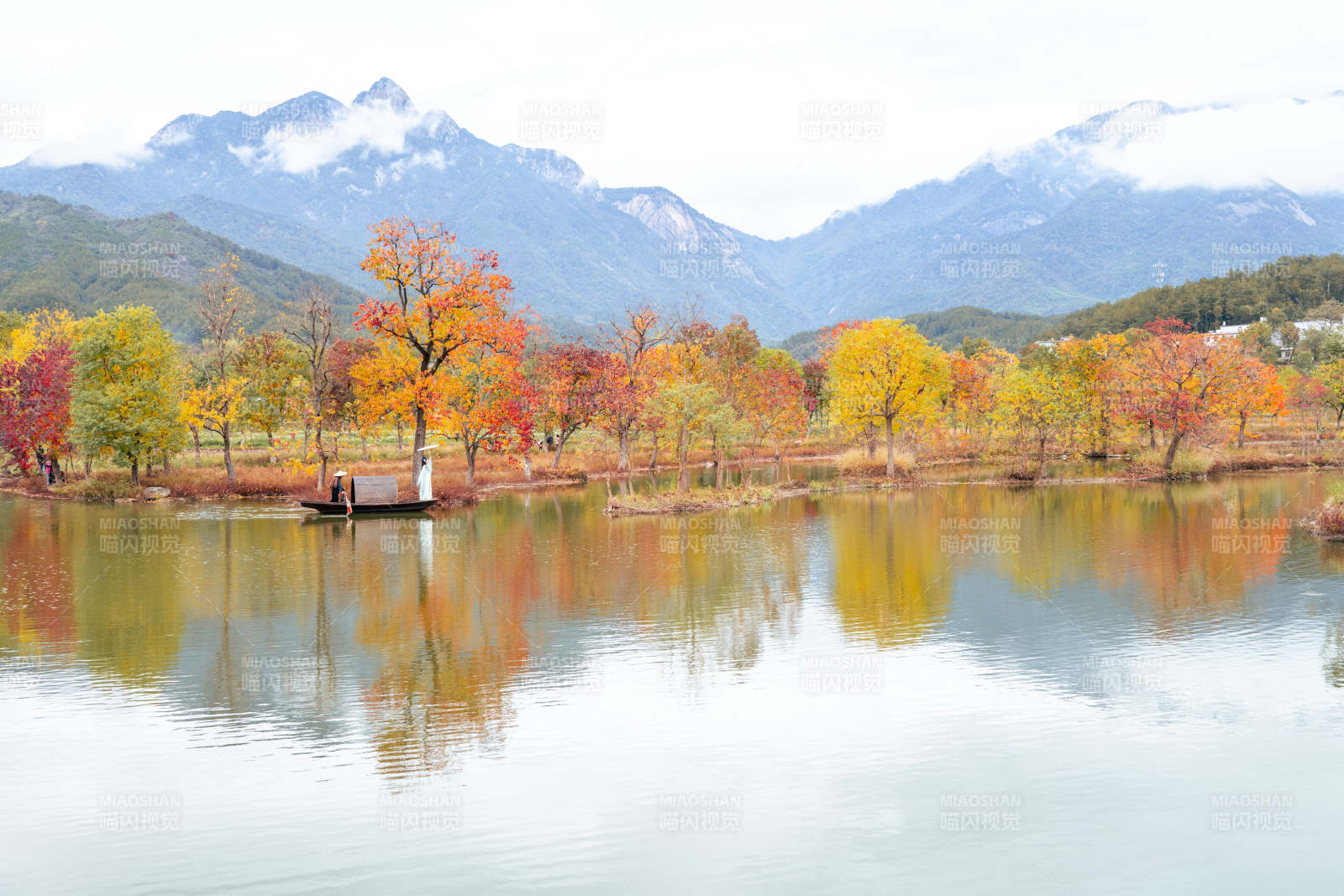 湖北罗田水上红叶秋湖泛舟图片