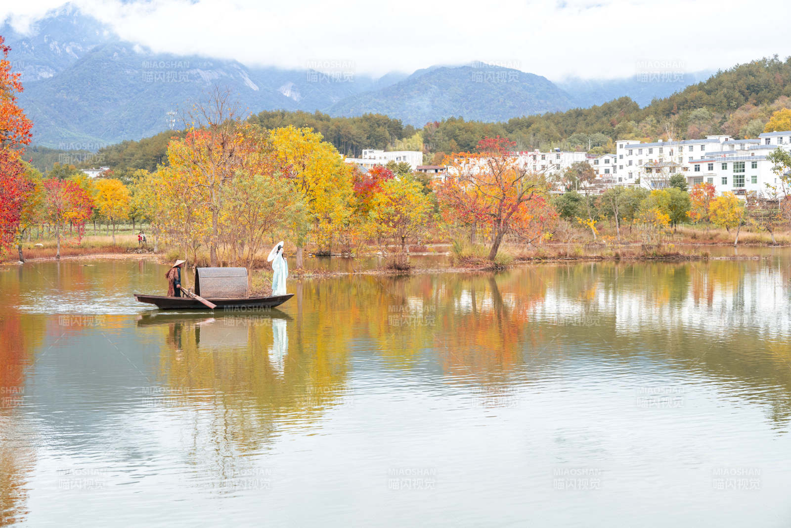 湖北罗田水上红叶秋湖泛舟图片