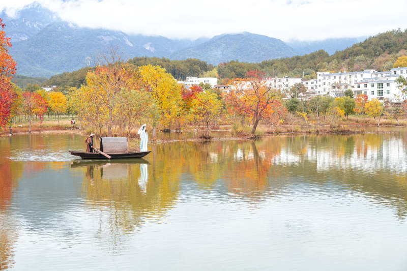 湖北罗田水上红叶秋湖泛舟图片