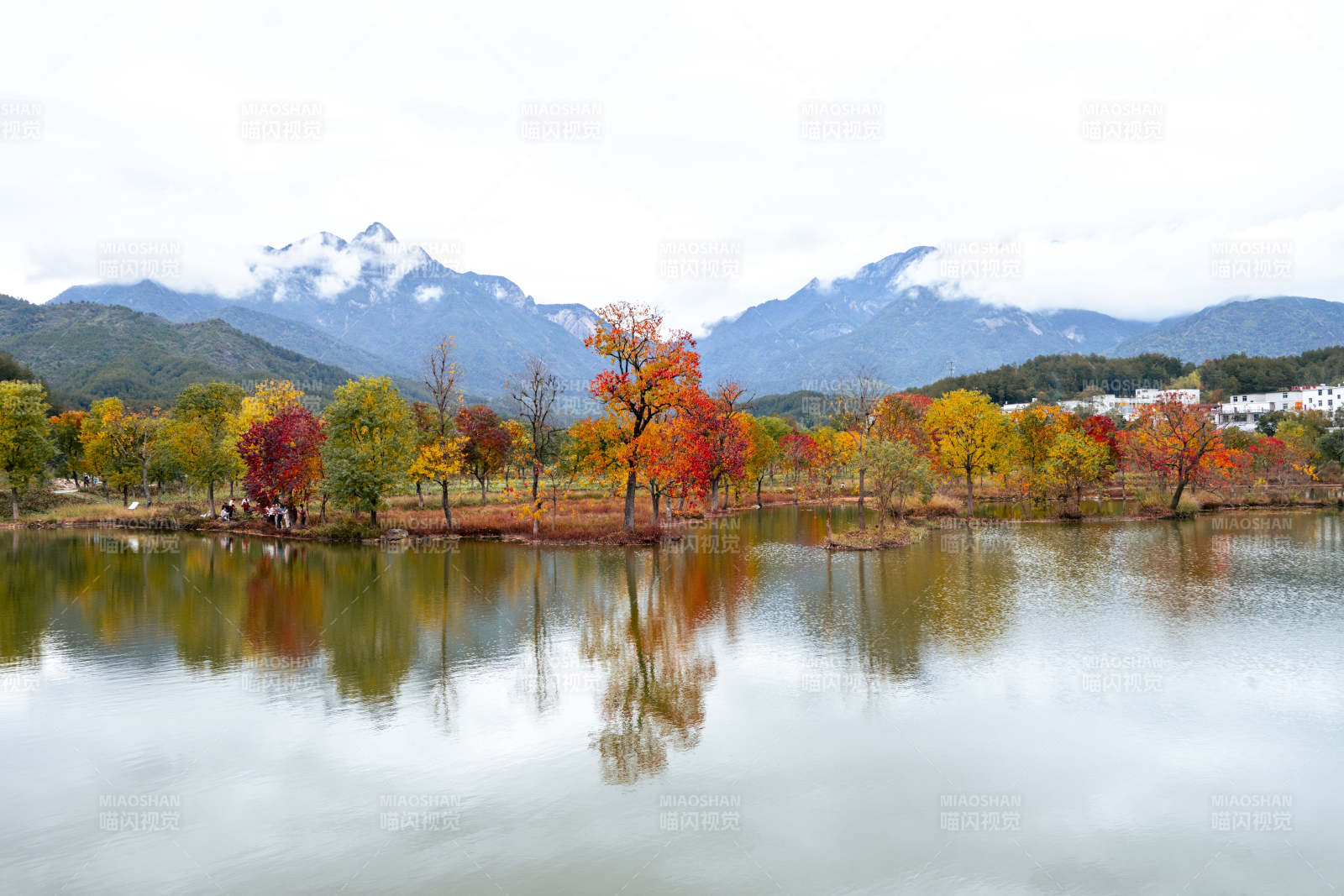 湖北罗田水上红叶湖光倒影图片