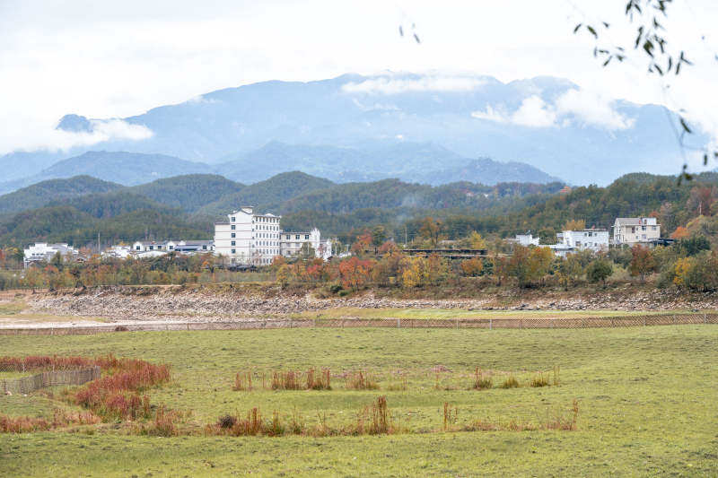 湖北罗田水上红叶远山村寨图片