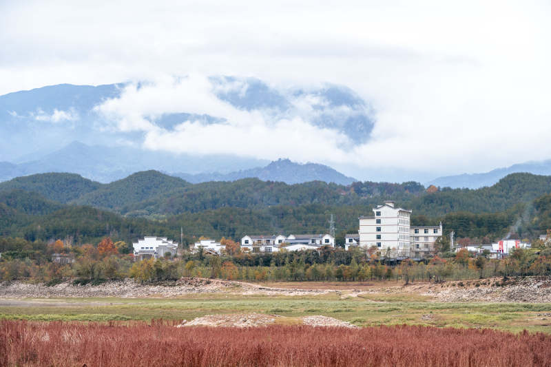 湖北罗田水上红叶远山村寨图片