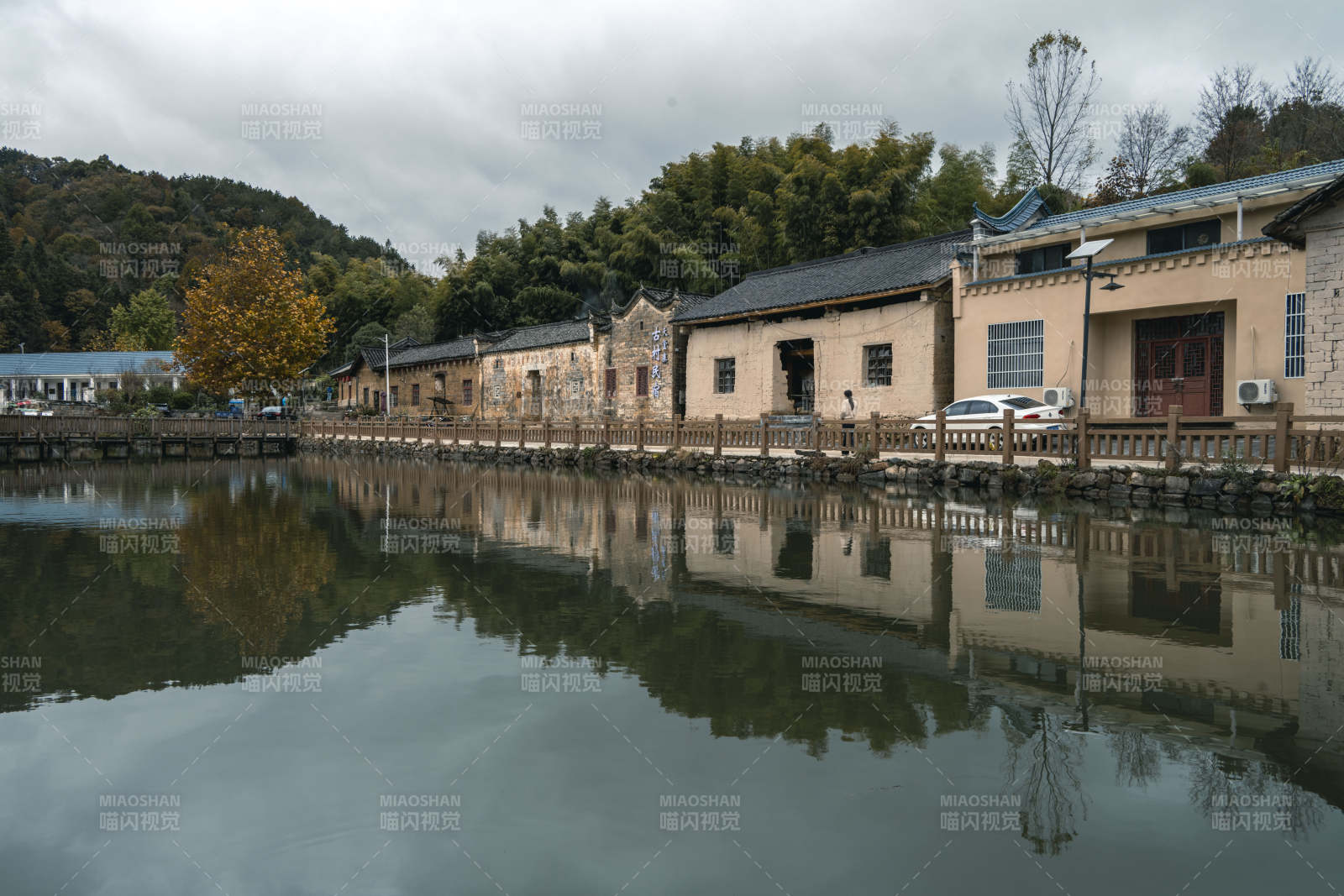 湖北罗田天堂寨古民居水中倒影图片