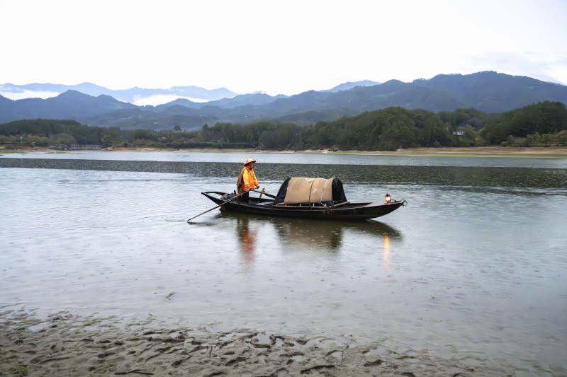 湖北罗田新昌河晨曦河上泛舟图片