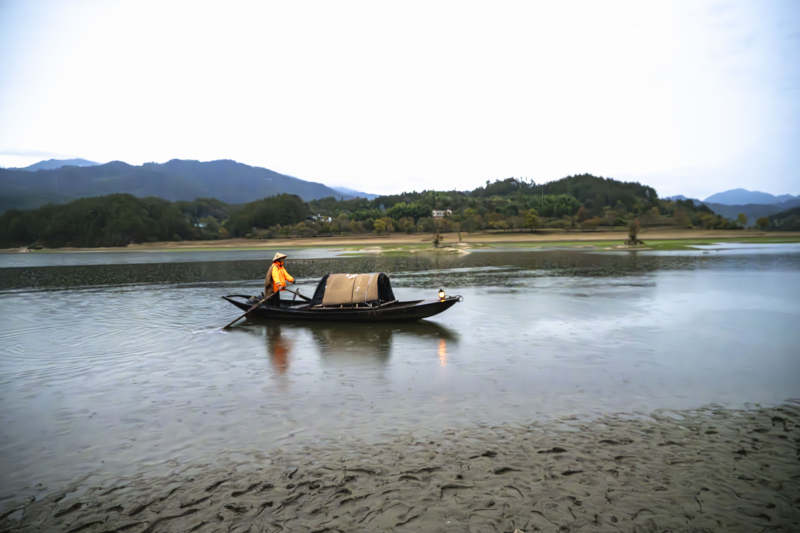 湖北罗田新昌河晨曦河上泛舟图片