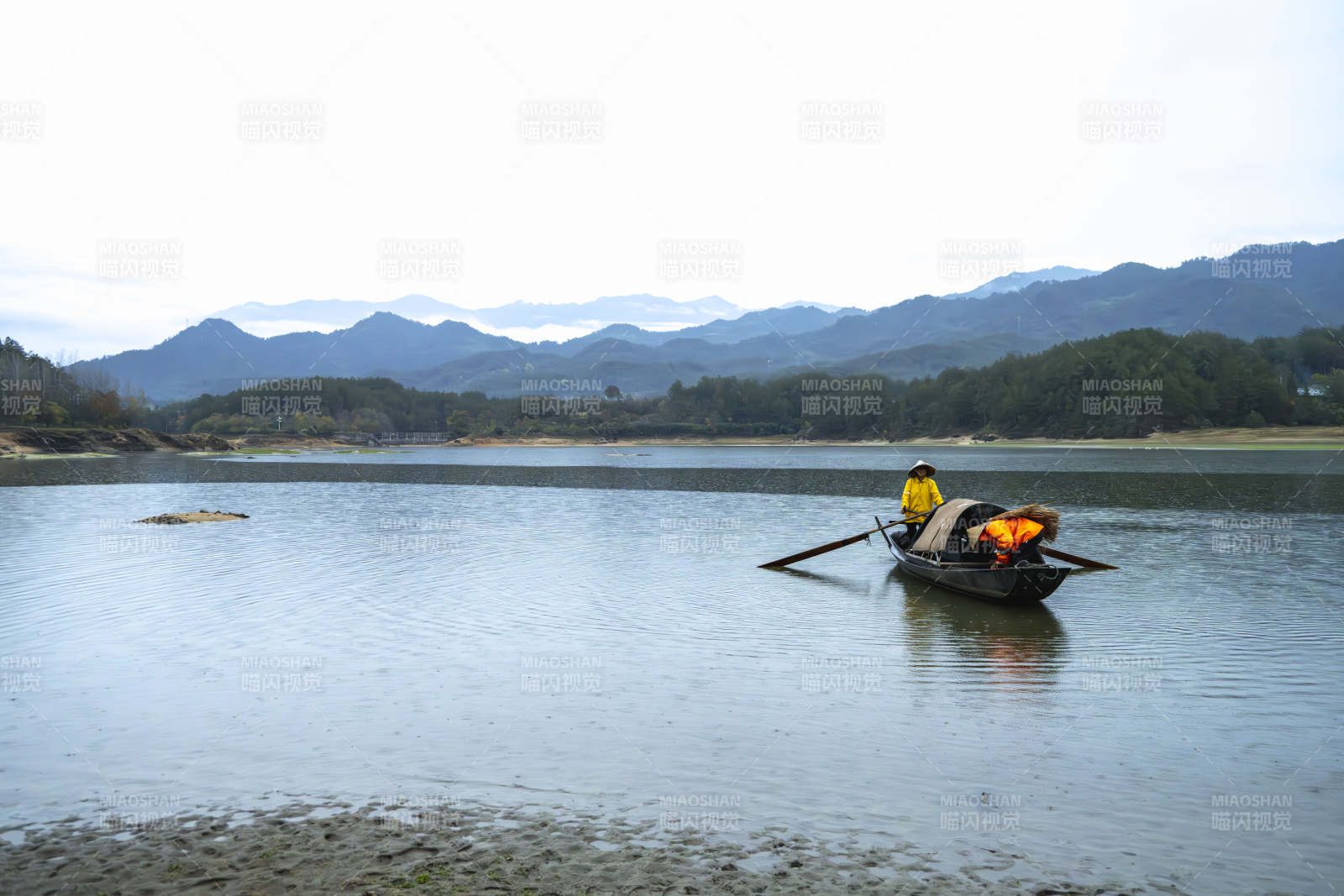 湖北罗田新昌河渔舟轻泛图片