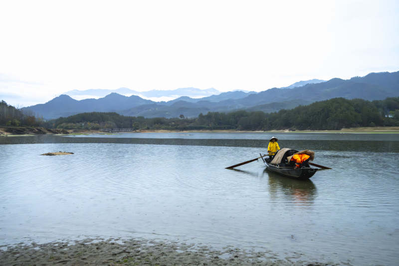 湖北罗田新昌河渔舟轻泛图片