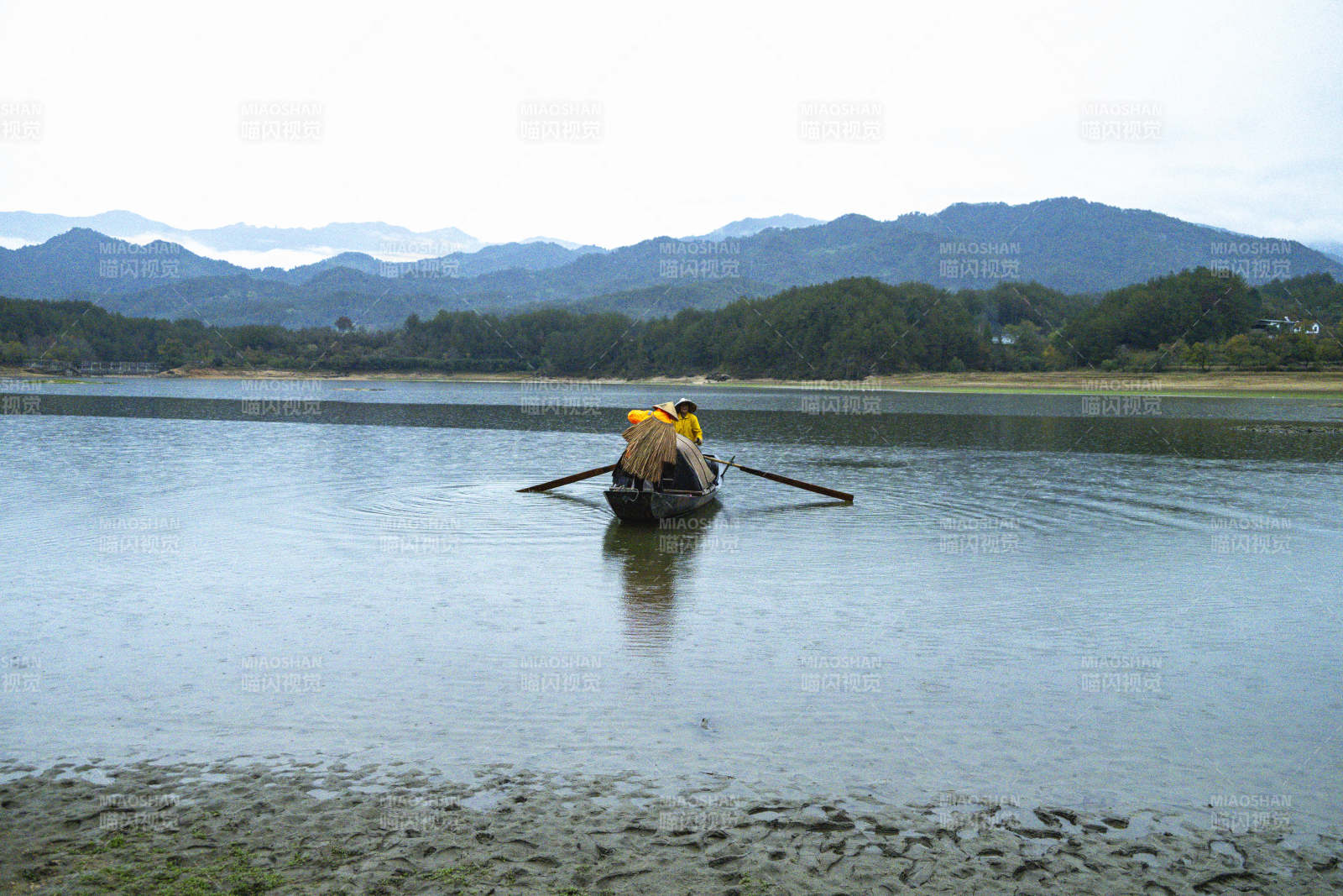 湖北罗田新昌河渔舟轻泛图片