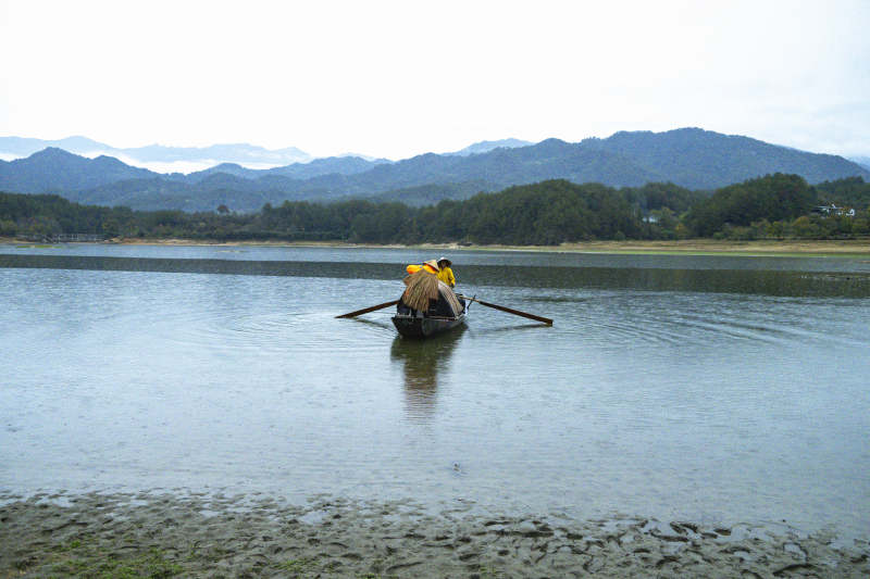 湖北罗田新昌河渔舟轻泛图片