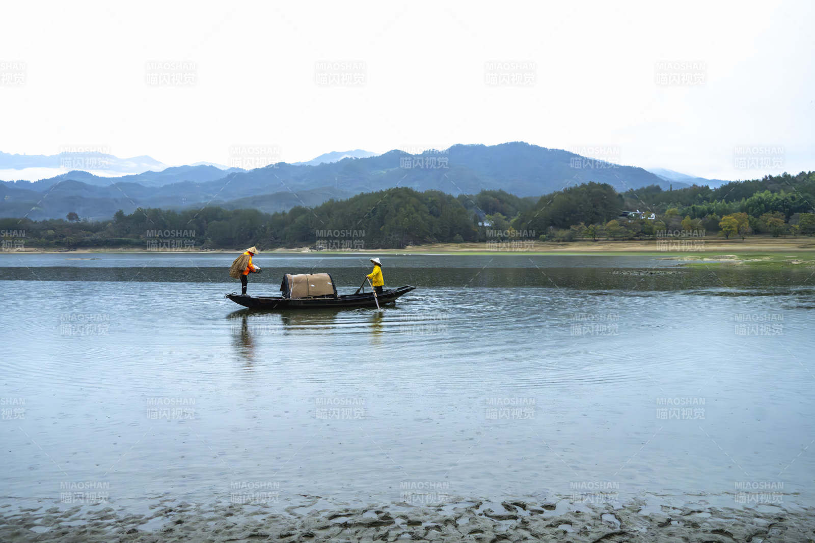 湖北罗田新昌河渔舟轻泛图片