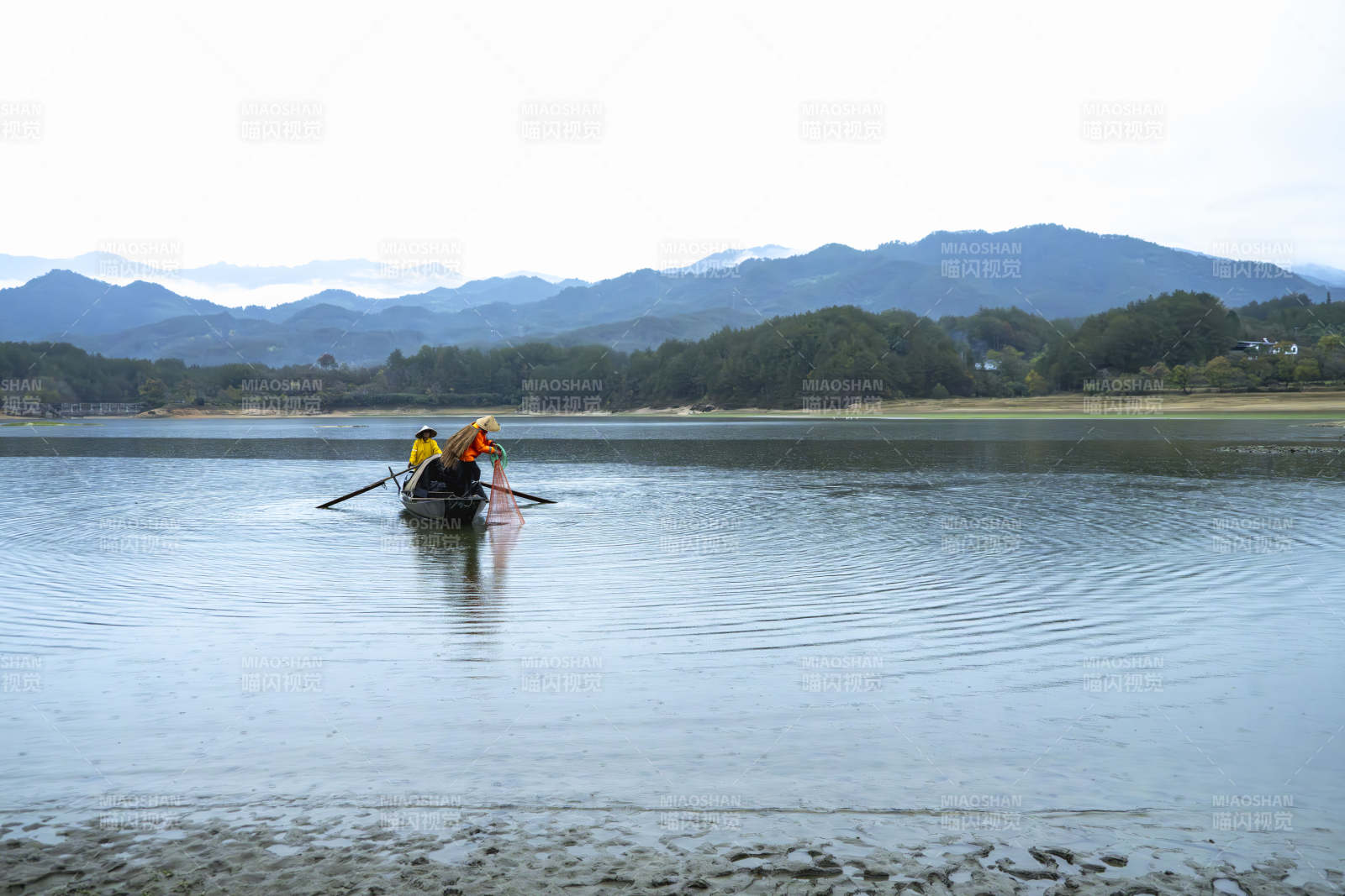 湖上划船赏山景图片