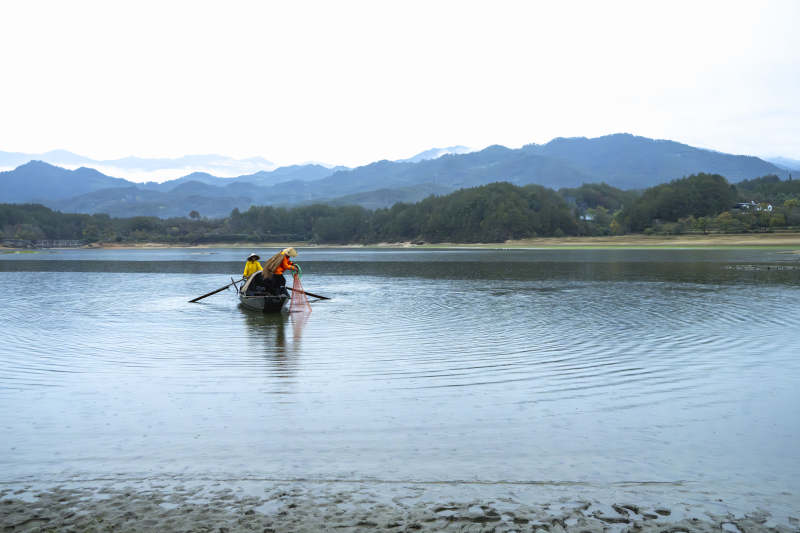 湖上划船赏山景图片