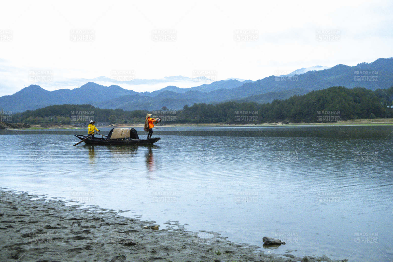 湖北罗田新昌河渔舟轻泛图片