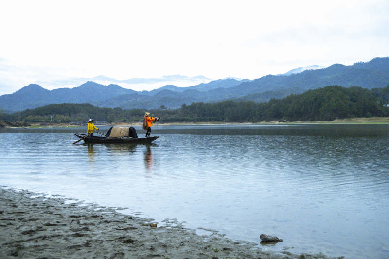 湖北罗田新昌河渔舟轻泛图片