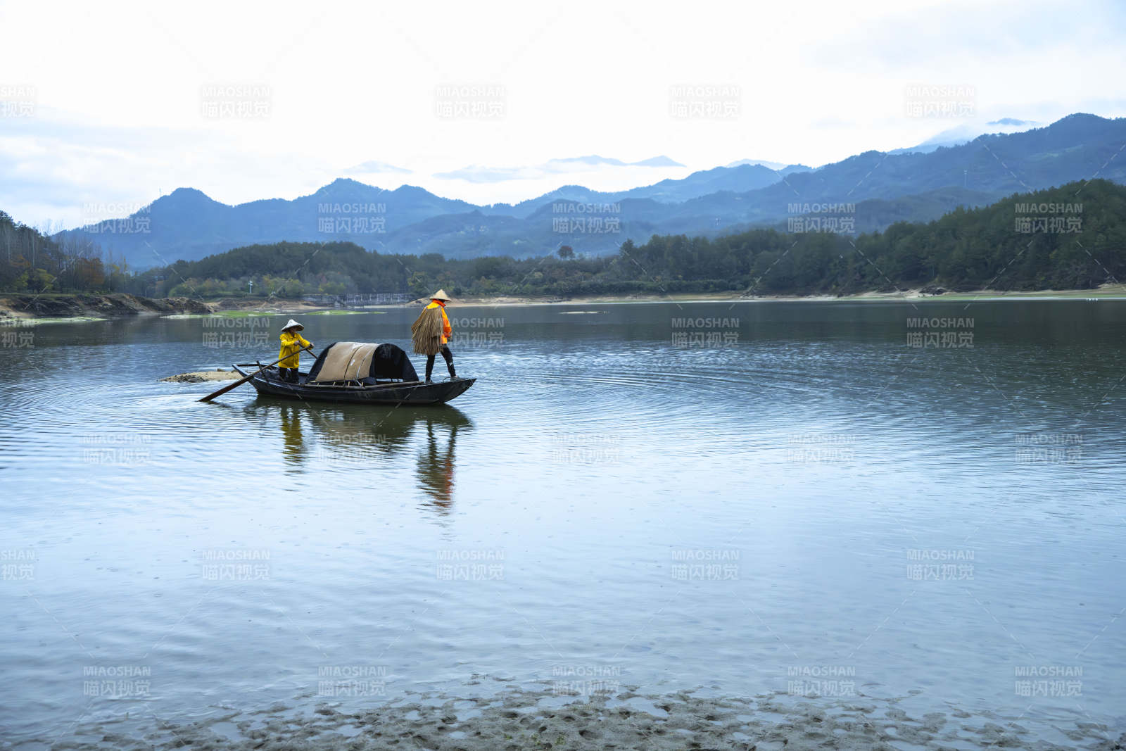湖北罗田新昌河渔舟轻泛图片