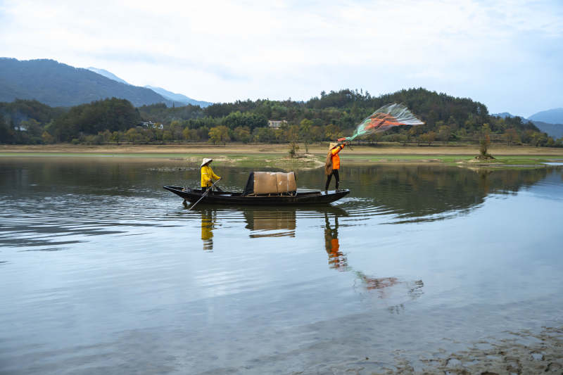 湖北罗田清晨的新昌河渔民撒网图片