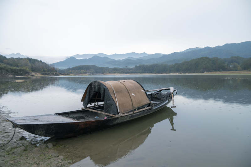 湖北罗田清晨的新昌河孤舟停泊图片