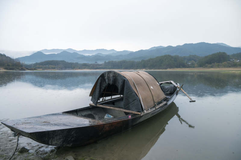湖北罗田晨雾笼罩新昌河图片