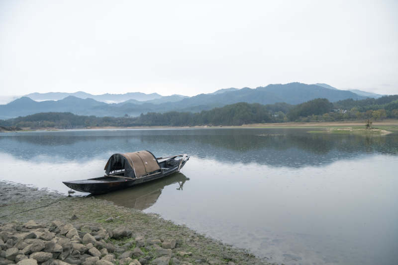 湖畔孤舟静泊图片