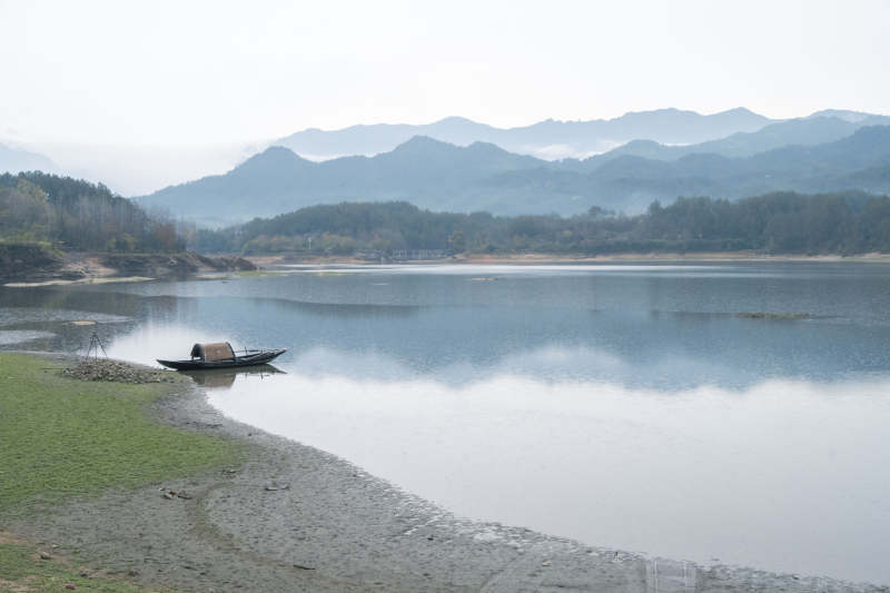 湖畔孤舟静泊图片