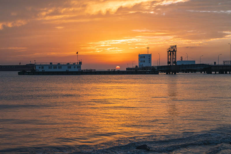 江苏南通裤子港栈桥落日余晖图片